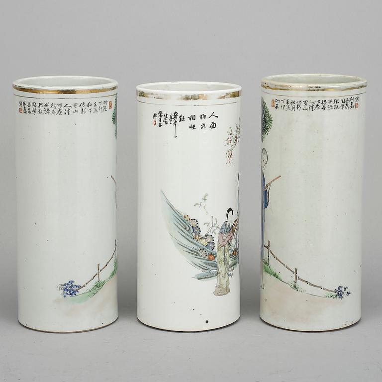 PENSELVASER, 2+1 st, porslin, Kina, 1900-tal.
