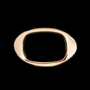 KLACKRING, 23 k, guld, svart onyx, Stockholm, 1919. total vikt ca 5 g.