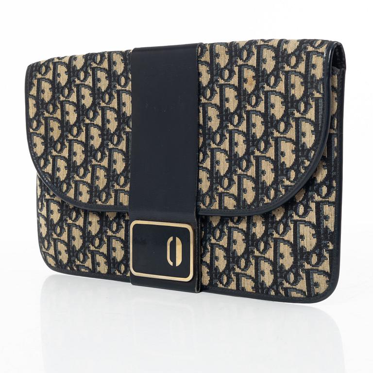 Christian Dior, Translation: "clutch, vintage".