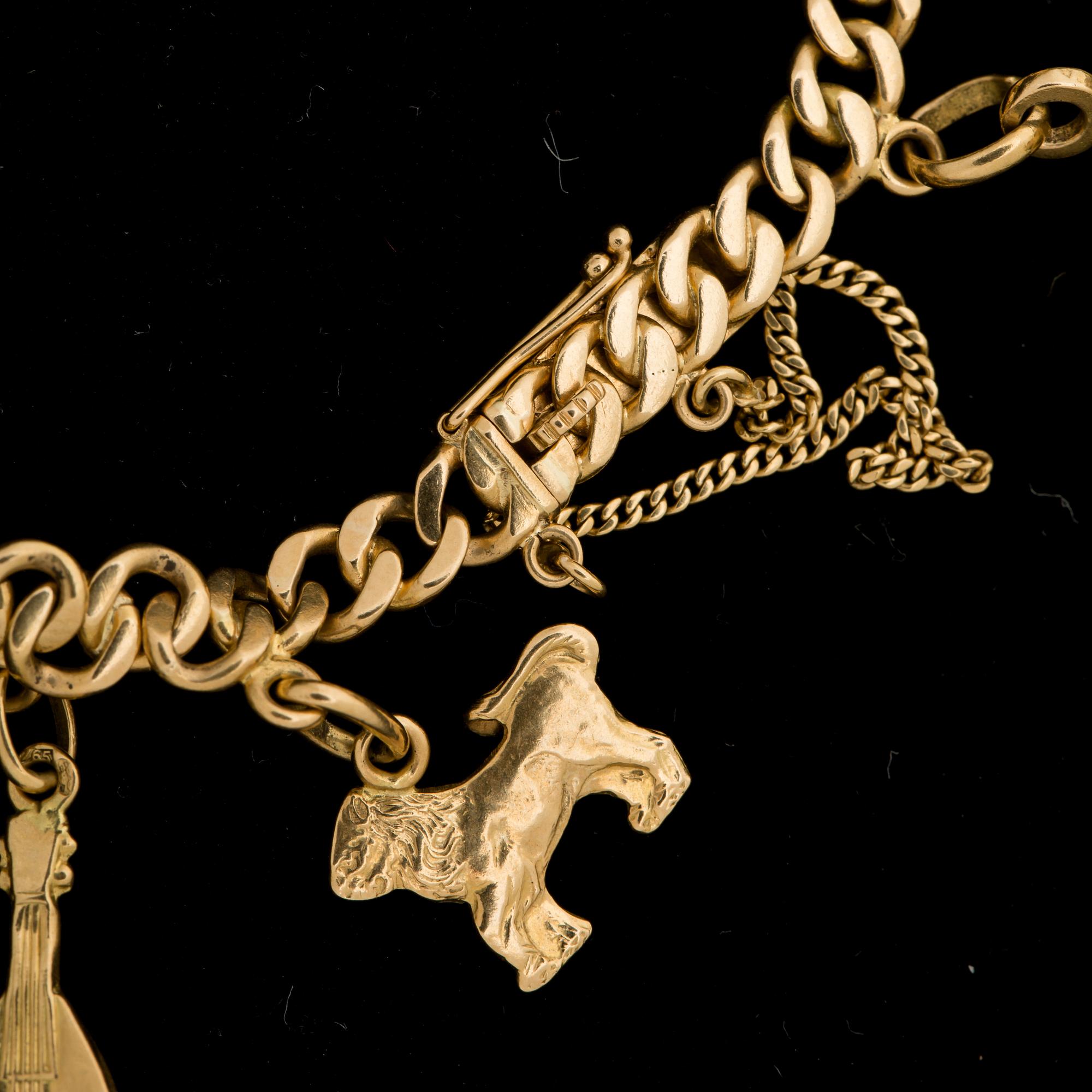 ARMBAND, 18k guld, med berlocker. Segir AB, Köping 1946. Vikt ca 30g.