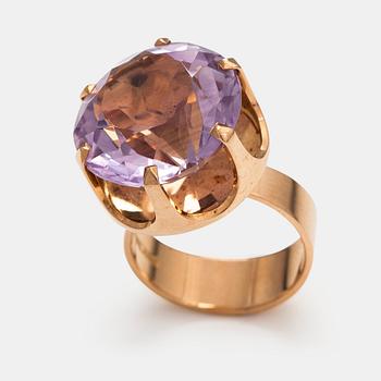 Elis Kauppi, A 14K gold ring with an amethyst. Kupittaan kulta, Turku.