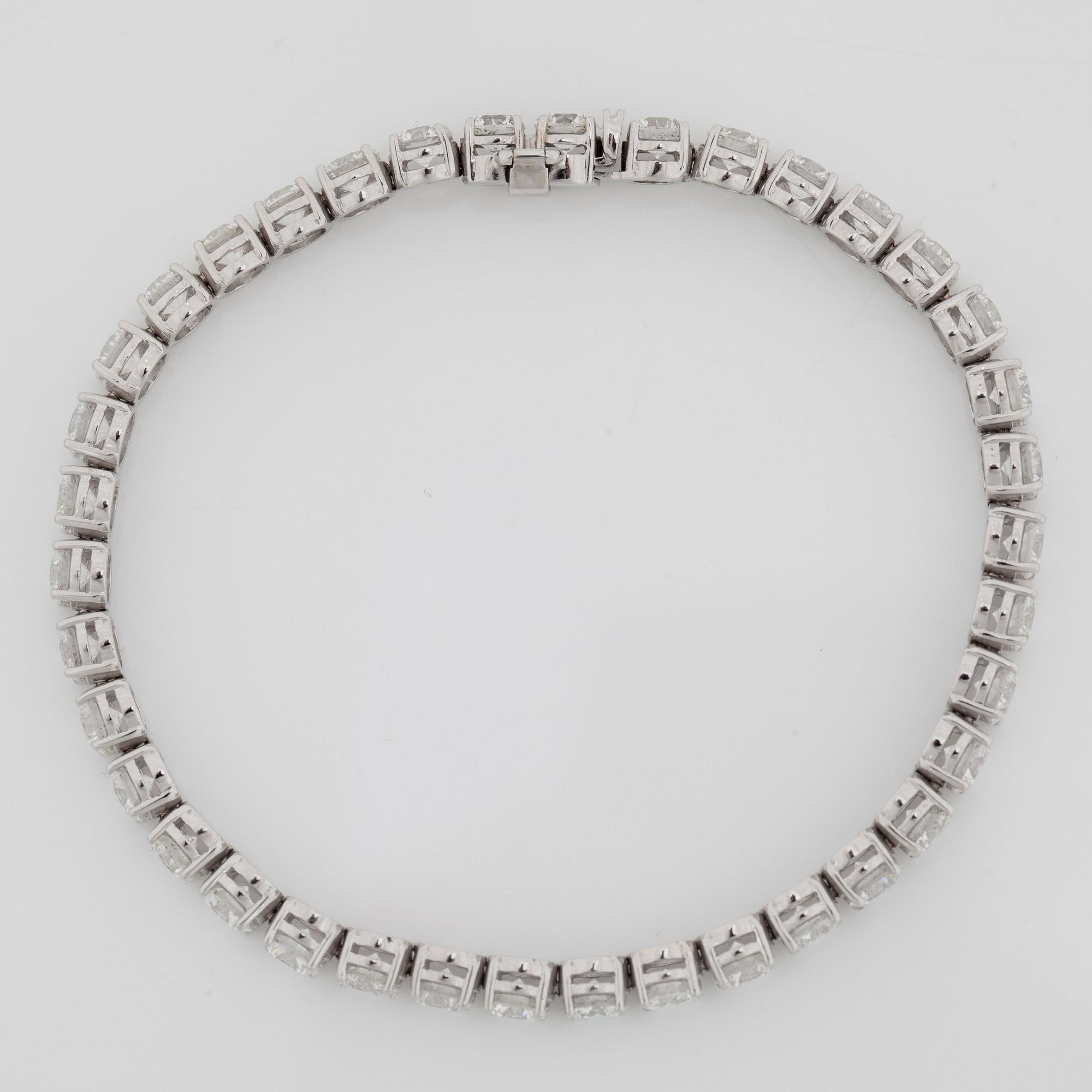 ARMBAND med briljantslipade diamanter totalt 12.05 ct. Kvalitet D-F/SI2. Alla stenar med certifikat.