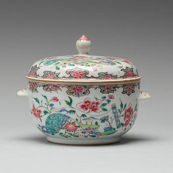 649. An imari tureen with cover, Qing dynasty, first half of the 18th century.