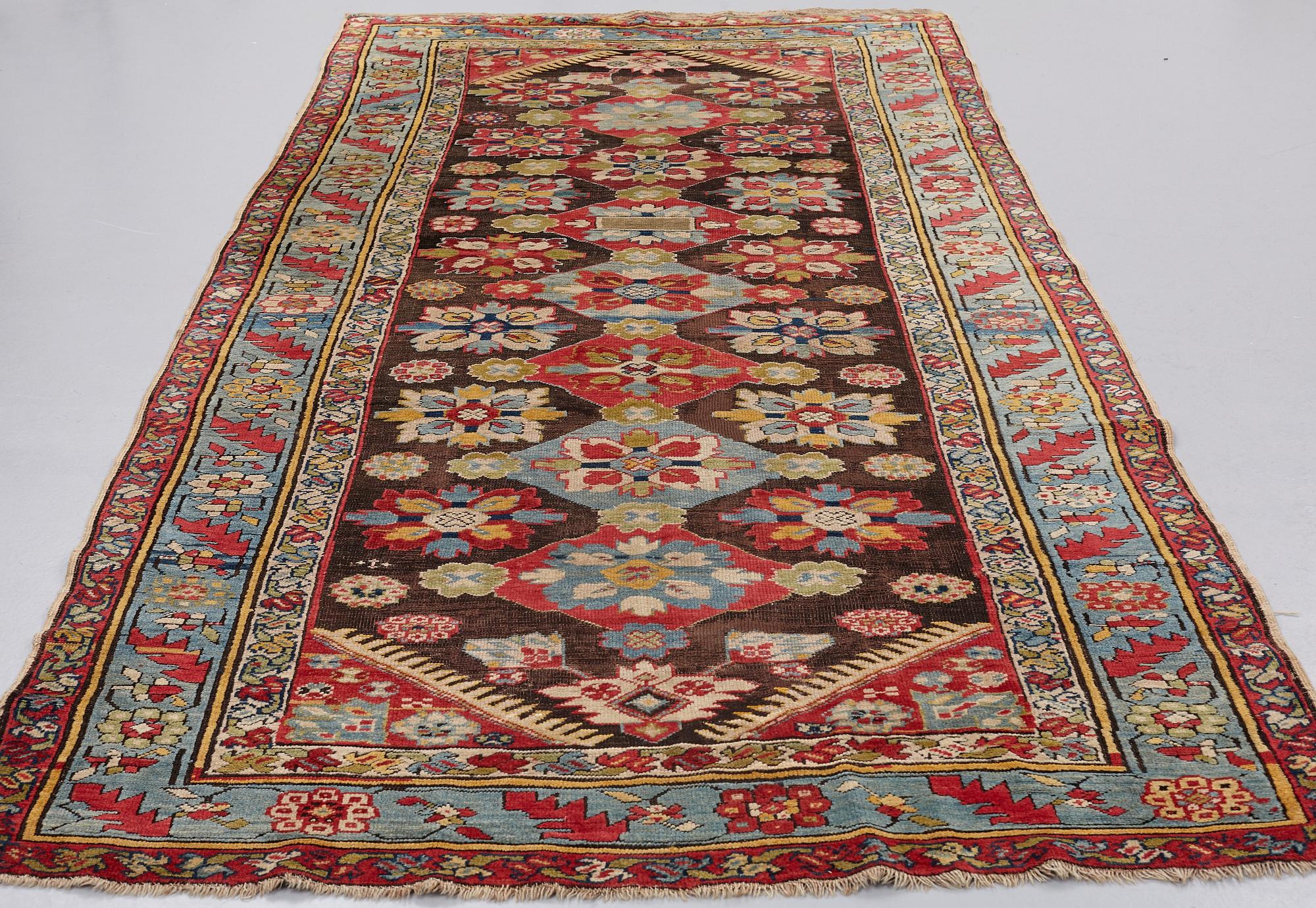 MATTA, antik Karabagh kelly, omkring 1870-1890, ca 330 x 157 cm (samt en kortsida med 1-3 cm slätväv).