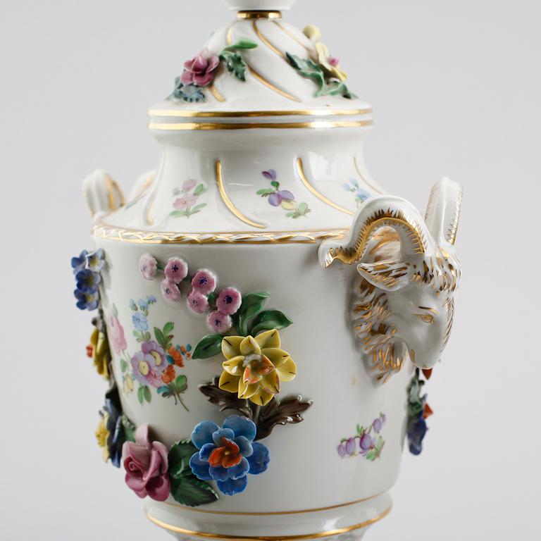 BORDSLAMPOR, 1 par, porslin, Dresden, 1900-talets mitt.