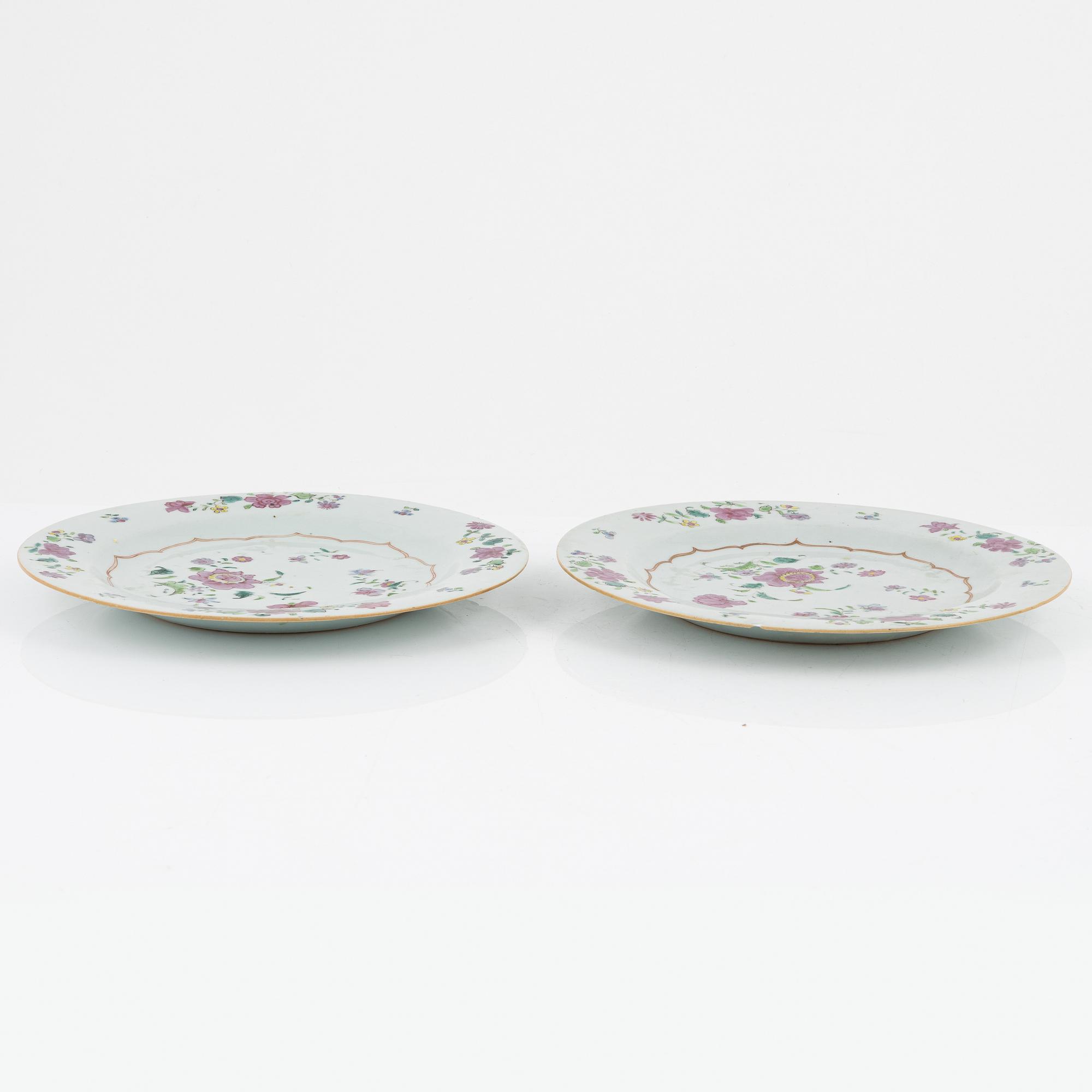 A famille rose punch bowl and two plates, Qing dynasty, Qianlong (1736-95).