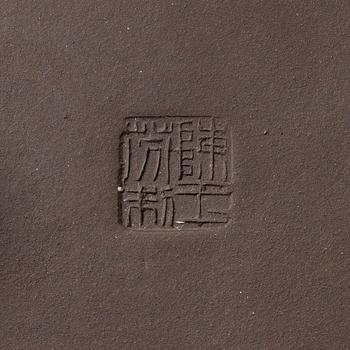 A group of three Chinese yixing teapots, 1980s.