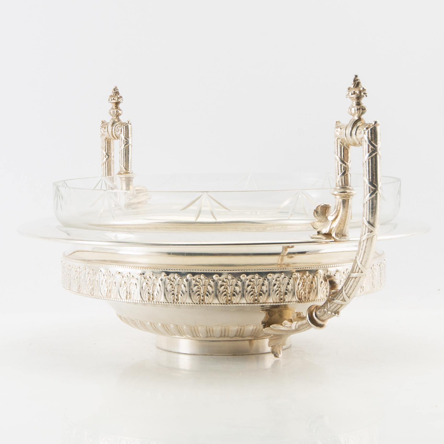 Goblet on foot, 20th century, silver plate and glass.