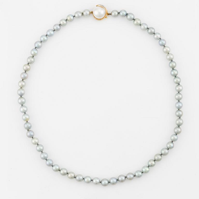 Pearl necklace, cultured pearls, clasp in 18K gold with mabe pearl and a small diamond.