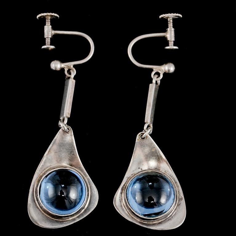 ÖRHÄNGEN, ett par, silver med cabochonslipad blå sten, ray Urban, Stockholm, 1954. Vikt 9 g.