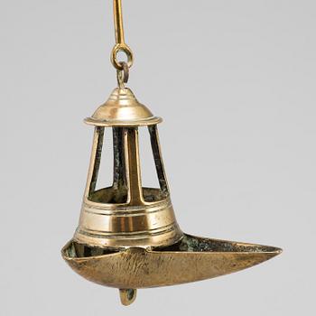 AN 18TH CENTURY BRONZE OIL LAMP.