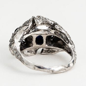 RING, 18K white gold with sapphires approx 6.60 cts + diamonds 1.45 cts.