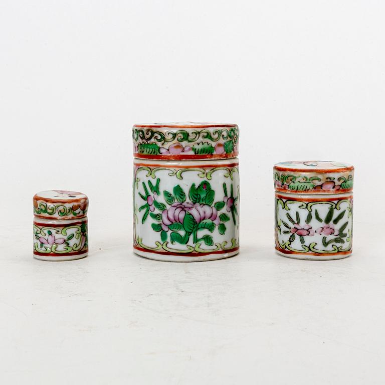 A set of three Chinese porcelain jars with lid later part of the 19th century.