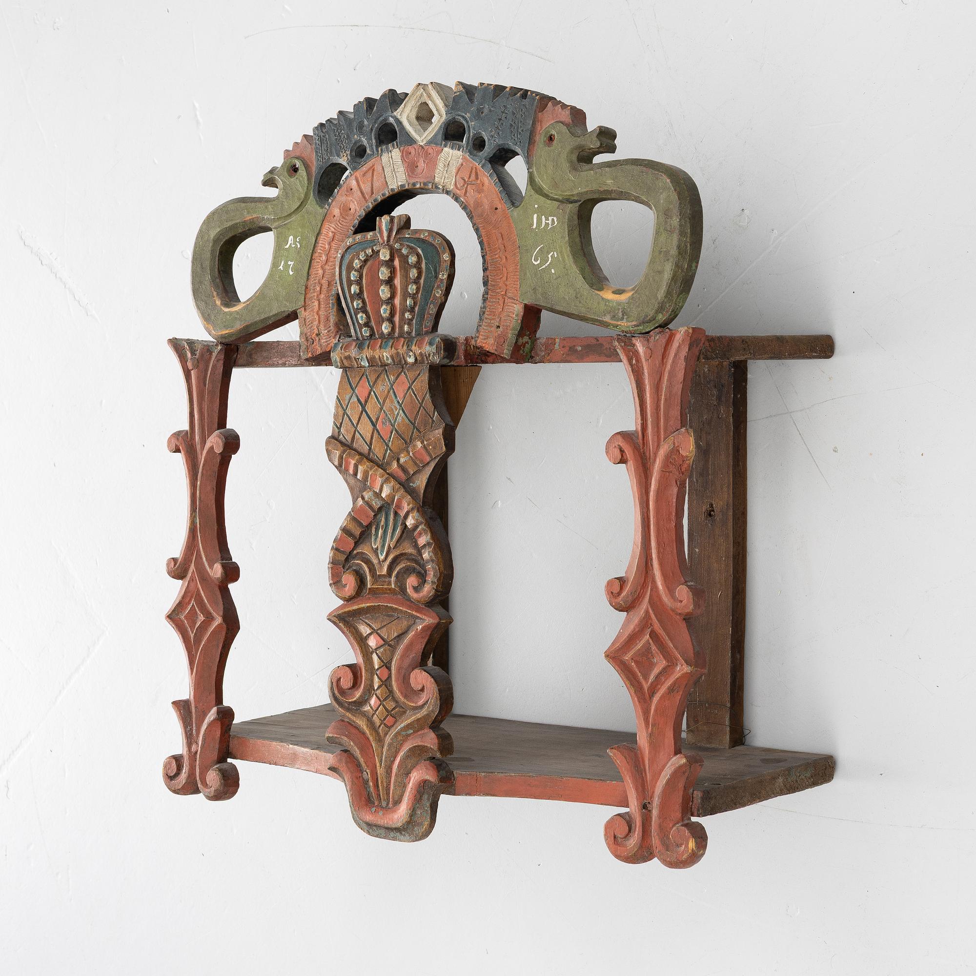 A Swedish carved and painted folk art shelf from Hälsingland, 18th / 19th century.