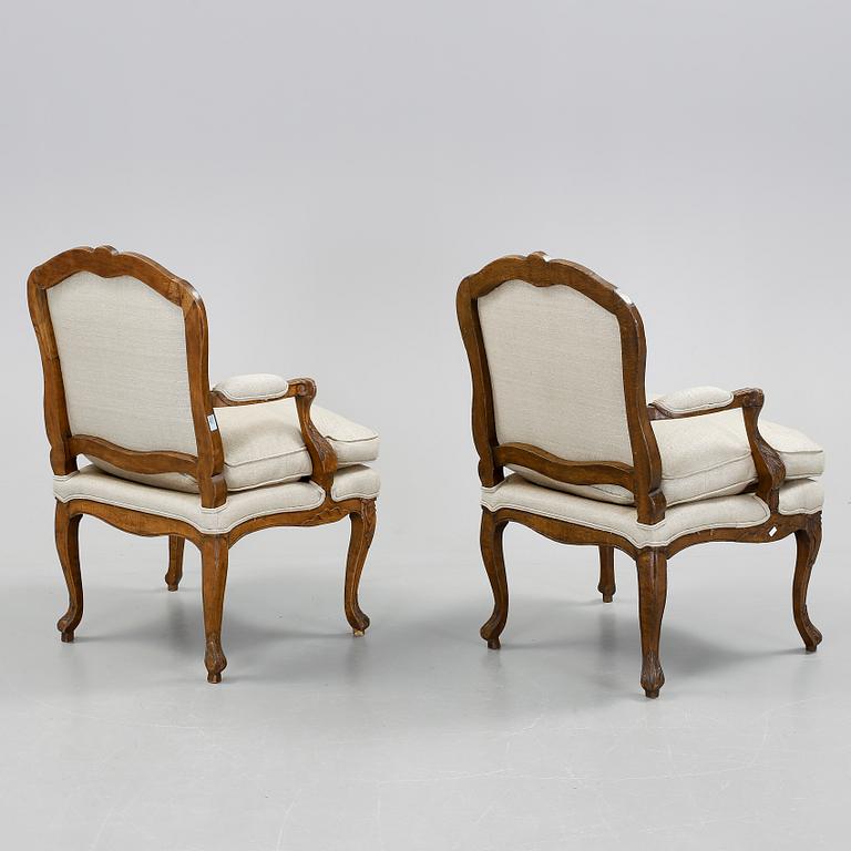 KARMSTOLAR, ett par, snarlika, Louis XV, 1700-talets andra hälft.