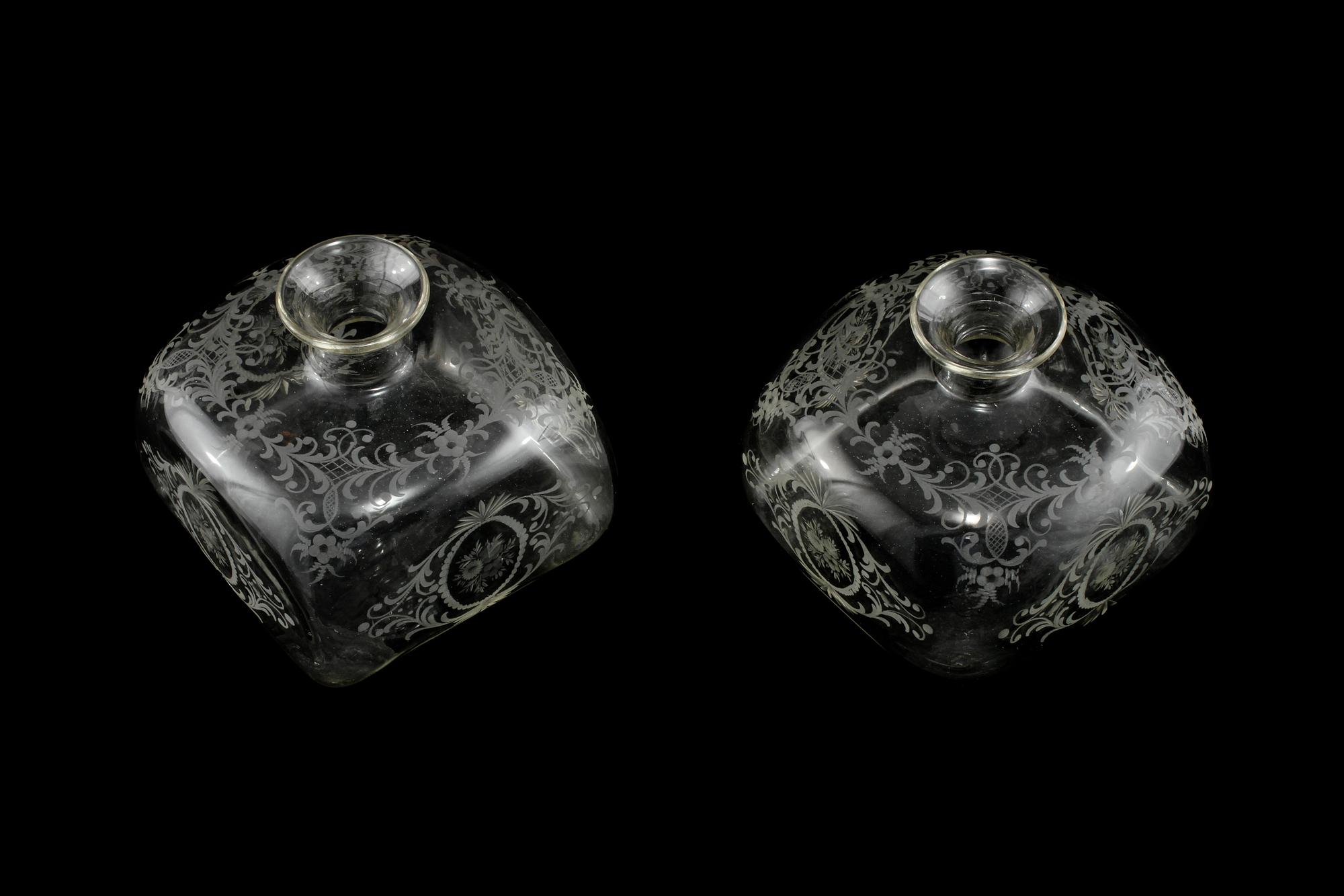 FLASKOR, 2 st snarlika, glas, omkring sekelskiftet 1900.