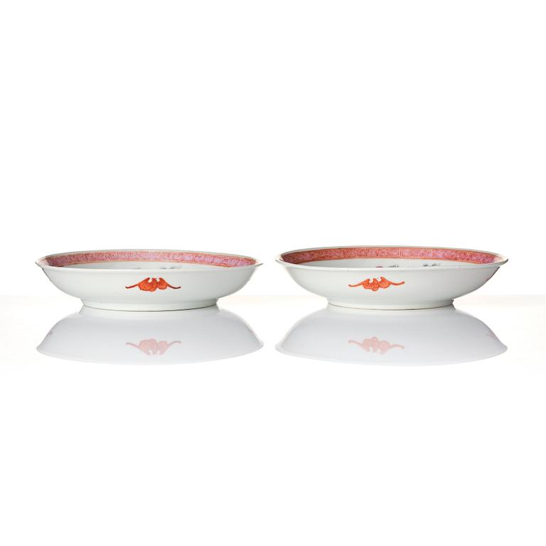 A pair of dragon dishes, late Qing dynasty/early 20th century.