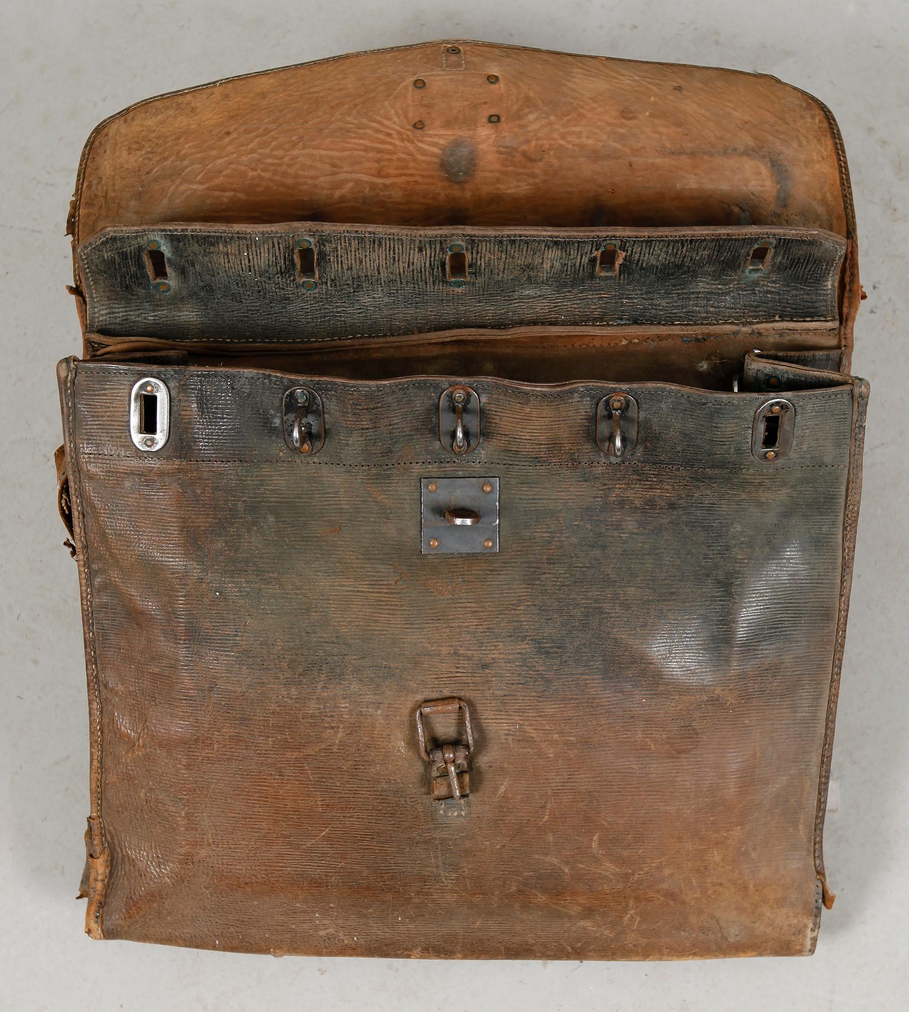 LÖS/POSTVÄSKOR, 2 st, läder, 1900-talets förta hälft.