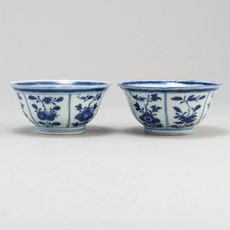 A pair of blue and white bowls, Qing dynasty, Jiaqing (1796-1820).