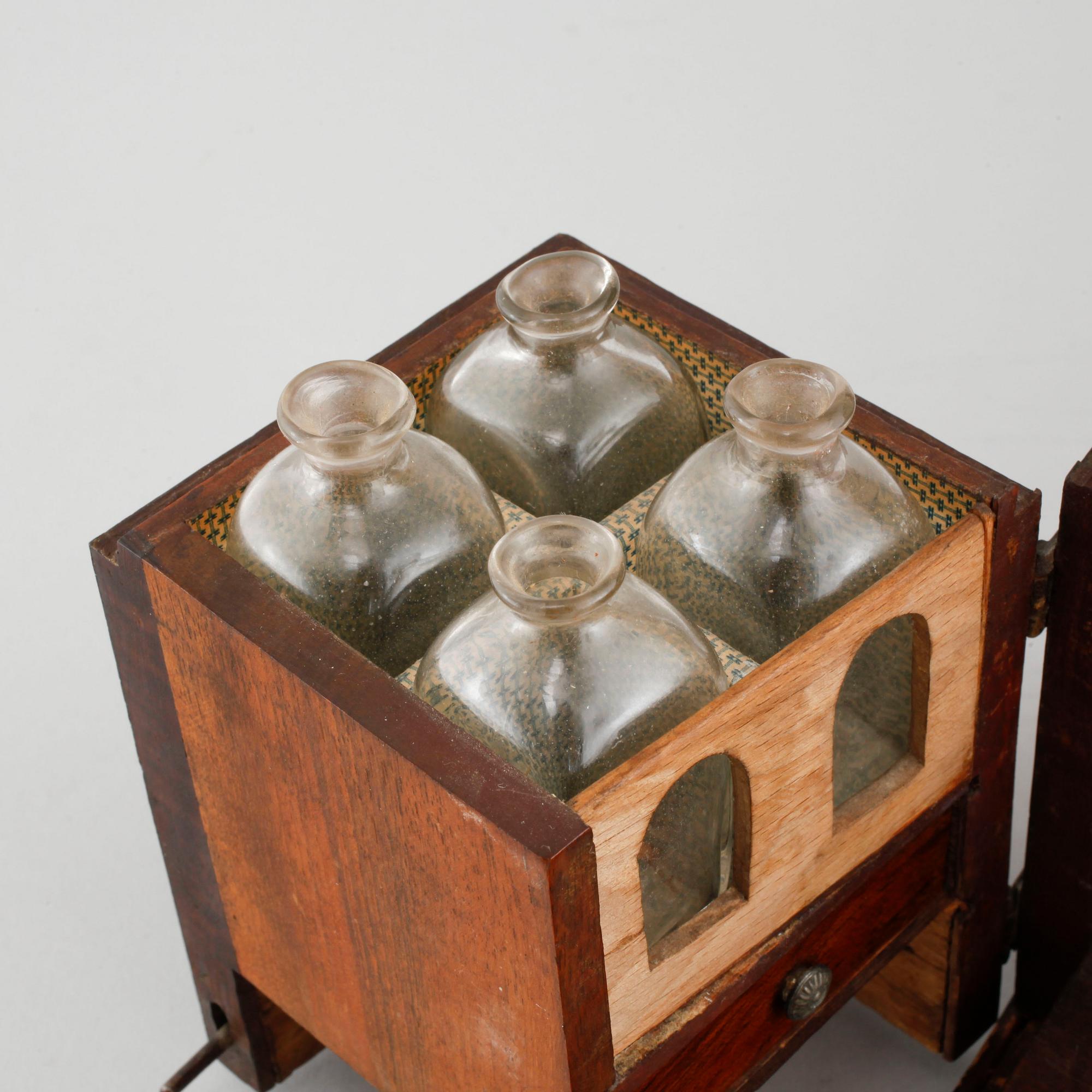 HUSAPOTEK / RESEAPOTEK, 1800-tal.