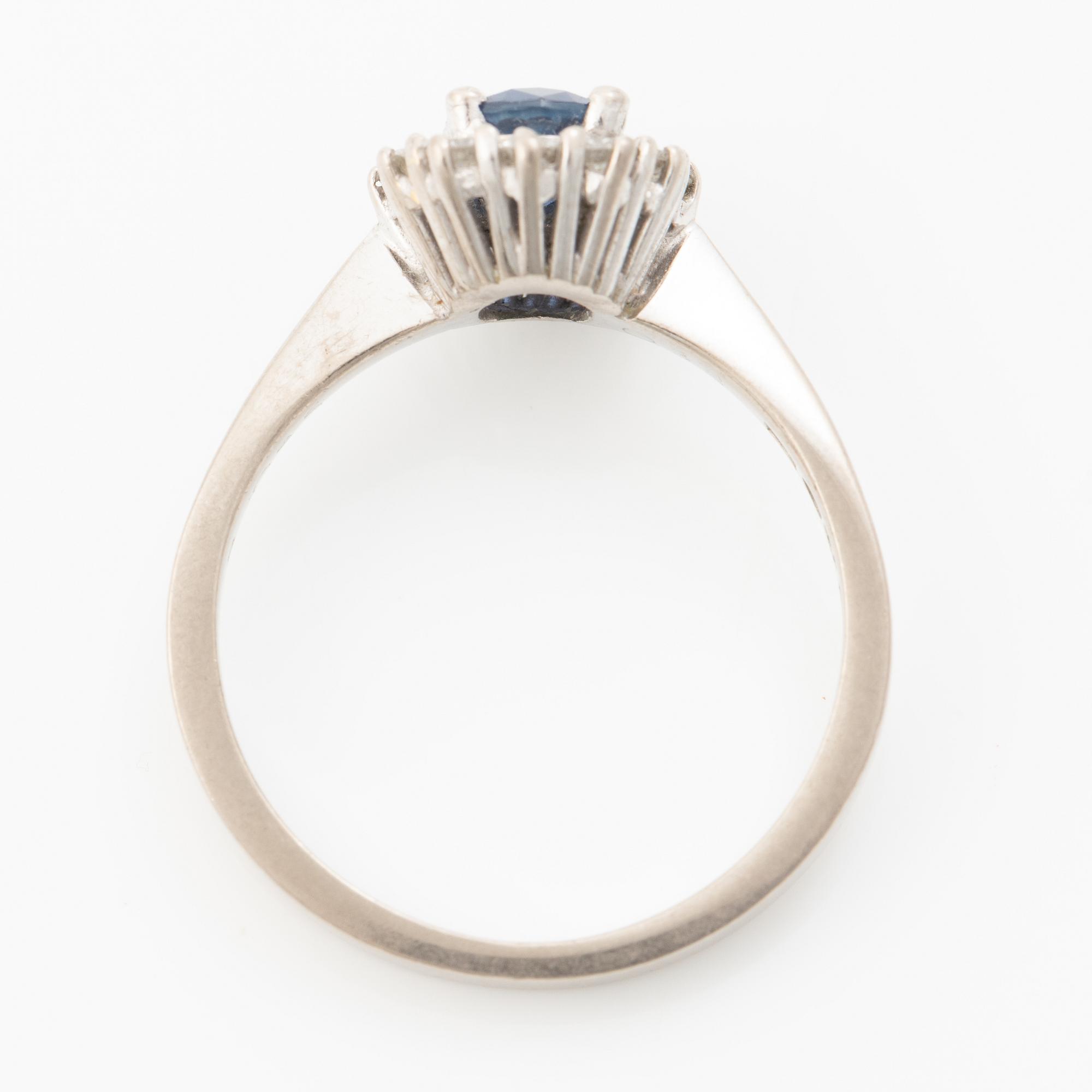 Ring 18K vitguld med blå safir och runda briljantslipade diamanter.