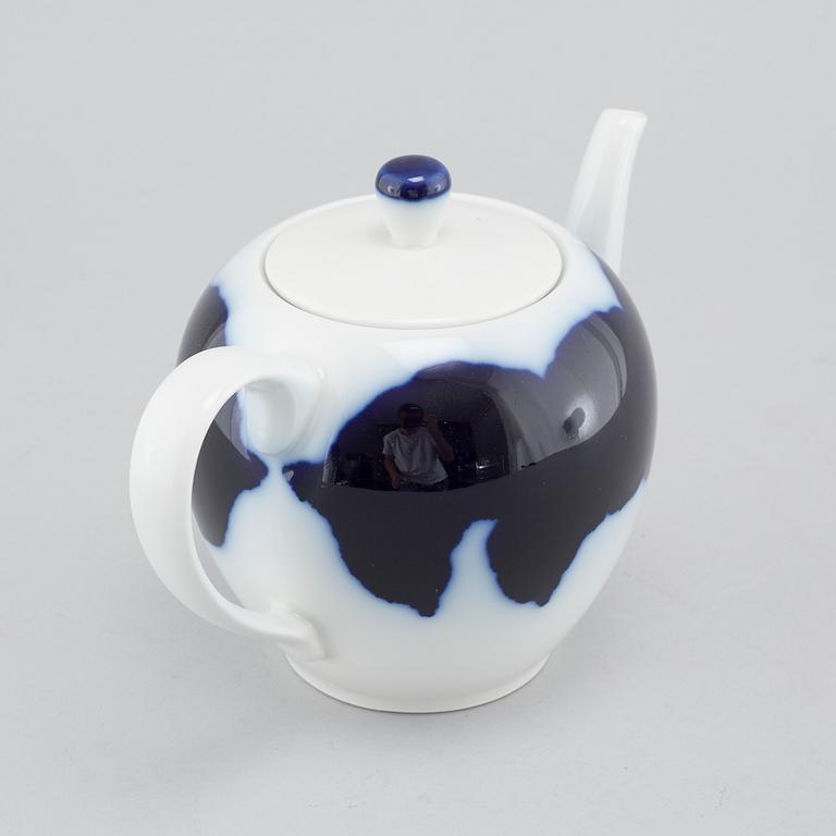 24 pieces of porcelan table ware, partly designed by Lin Utzon, Royal Copenhagen, 1980s.