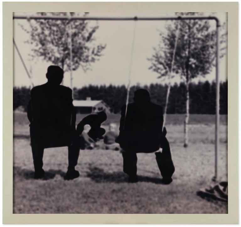 Maria Miesenberger, "Utan titel (Männen i gungan)", 1996.