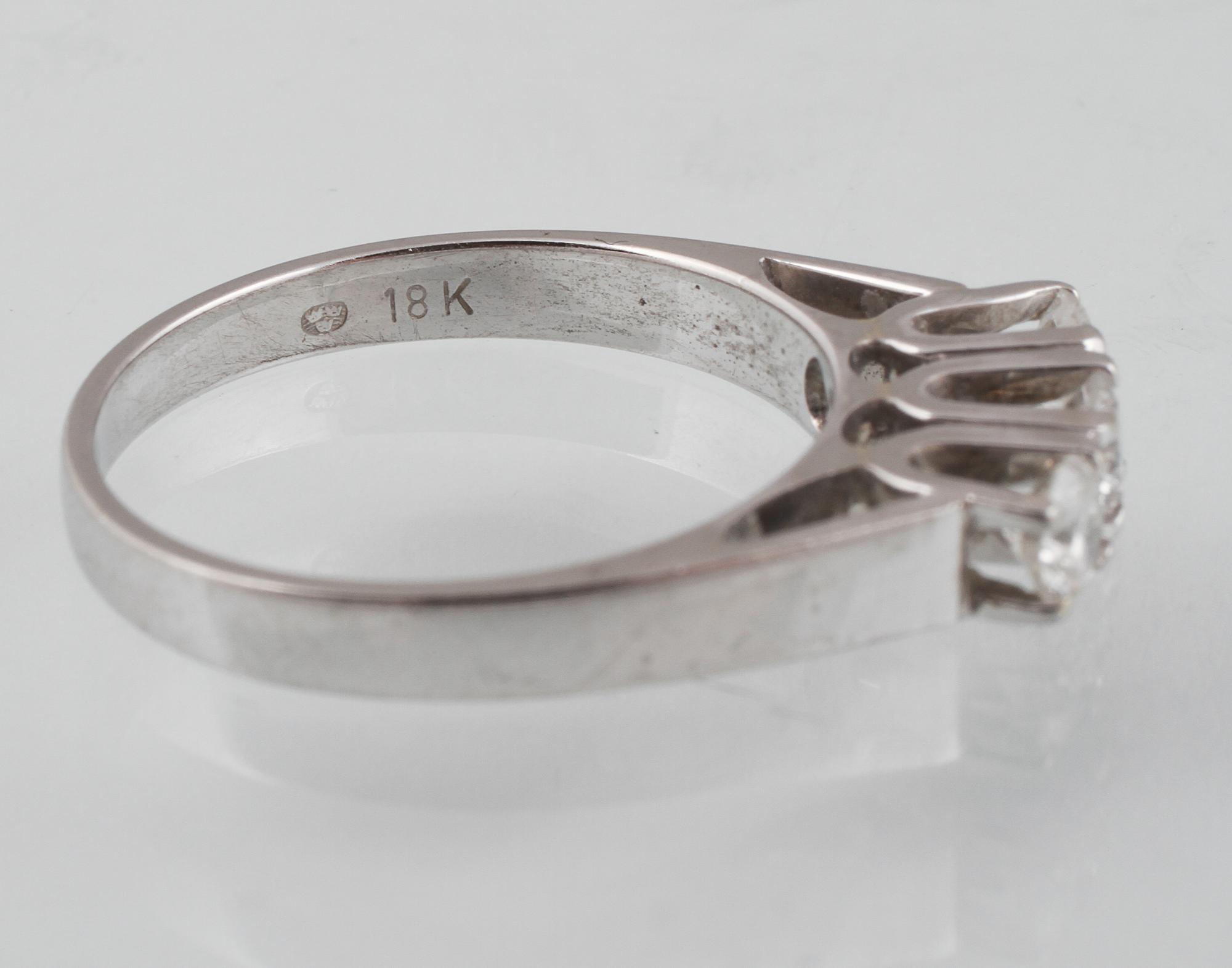 RING, 18K vitguld med 3 briljantslipade diamanter ca 0.45 ct, importstämplad. Vikt 3,2 gram.