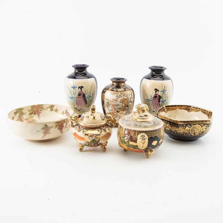 Vaser 3 st, skålar 2 st samt rökelsekar 2 st Japan Satsuma 1900-tal porslin.