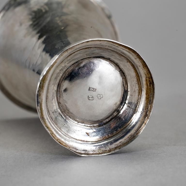 BÄGARE, silver. Troligen Lars Löfgren, Hudiksvall. Omkring 1800. Vikt ca 19,7 g.