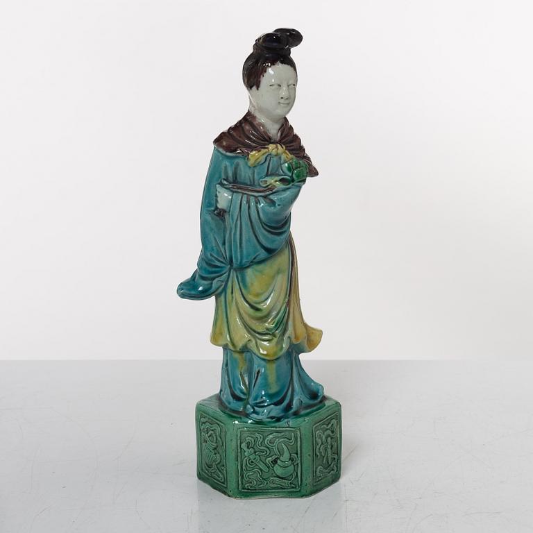 A Chinese porcelain figure of an elegant lady, 20th century.