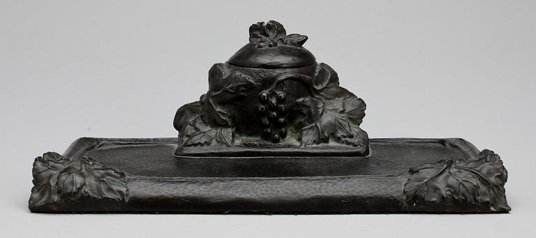 SKRIVSTÄLL, brons, jugend, omkring sekelskiftet 1800/1900-tal. E. Engström.