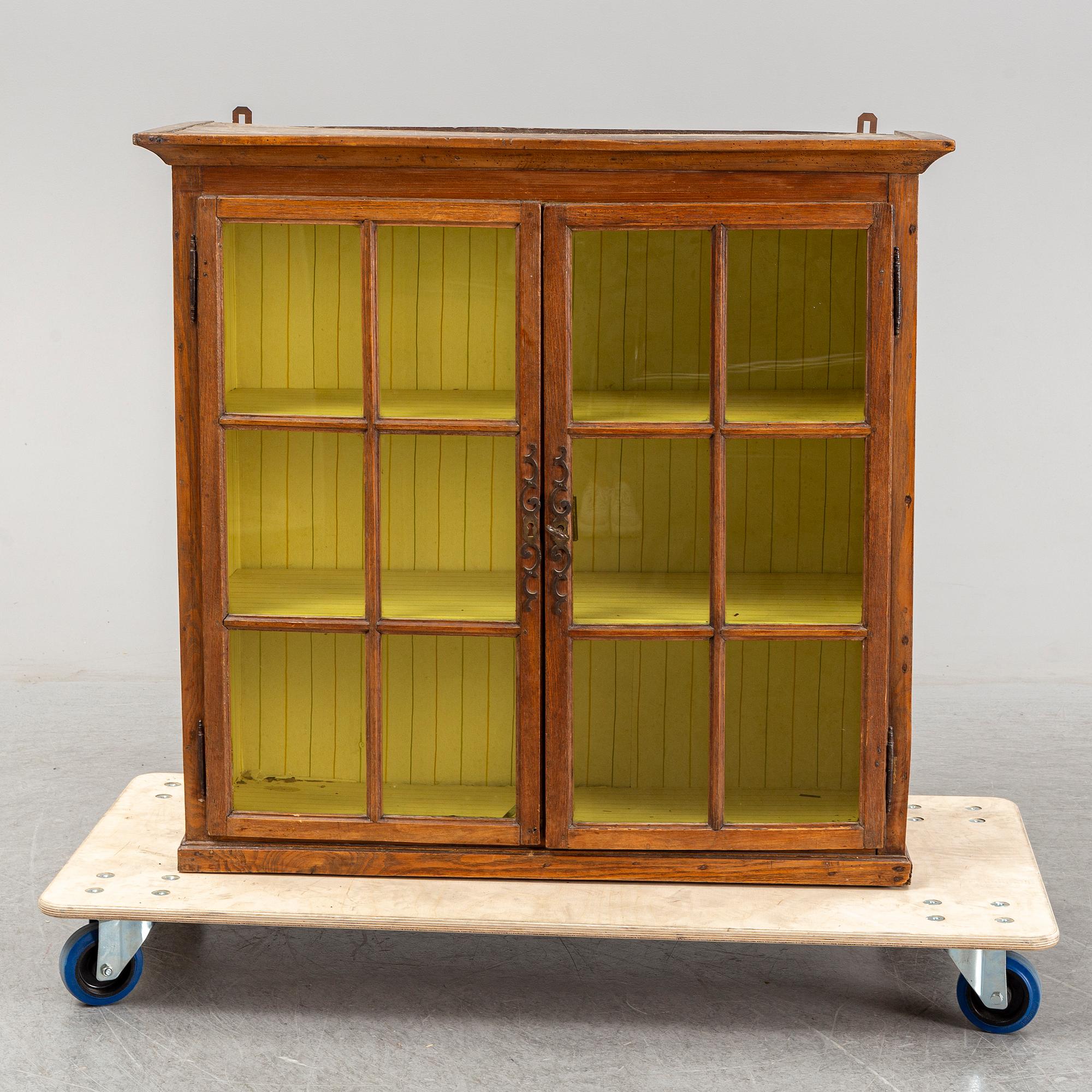 A display cabinet from the first half of the 19th century.
