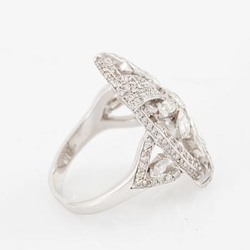 Ring, 18K white gold set with navette and brilliant-cut diamonds.