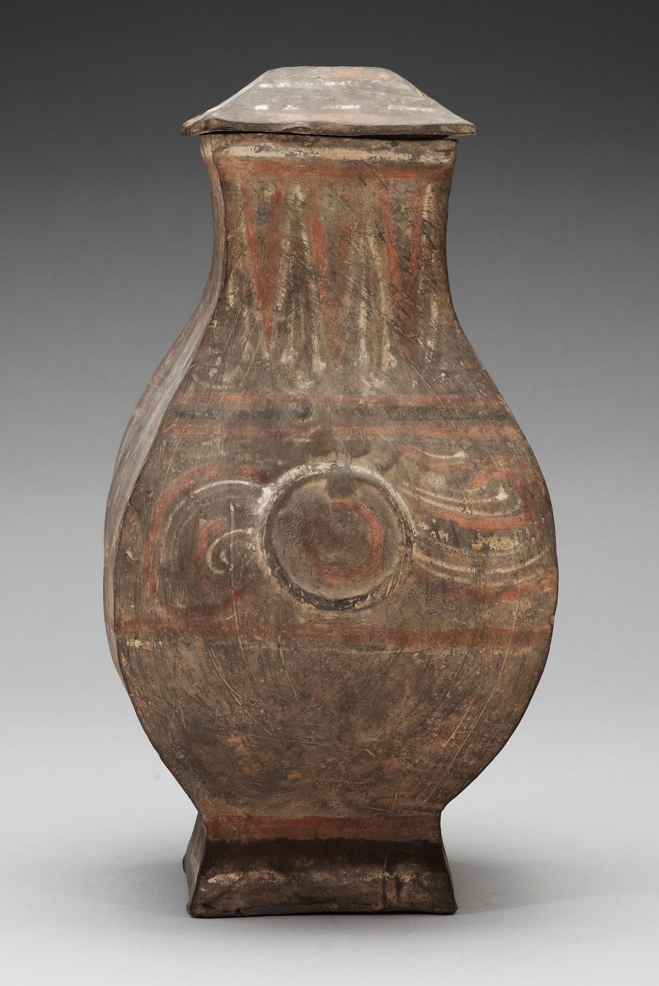 KRUKA med LOCK, lergods. Västra Han dynastin, (206 f.Kr - 220 e.Kr).