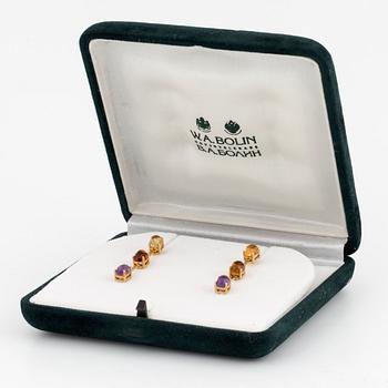 Ett par örhängen 18K guld med cabochonslipade ametister och citriner.