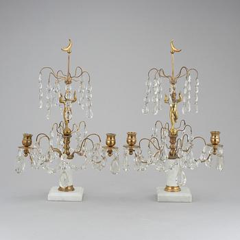 BORDSLYSTRAR, ett par, gustaviansk stil, 1900-talets första hälft.