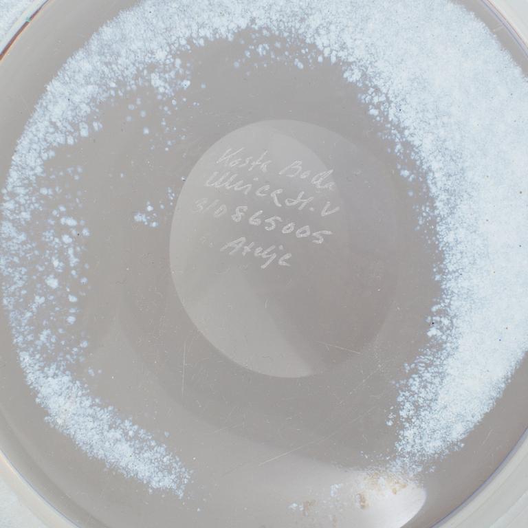 ULRICA HYDMAN-VALLIEN, a glass bowl from Kosta Boda Ateljé, signed.