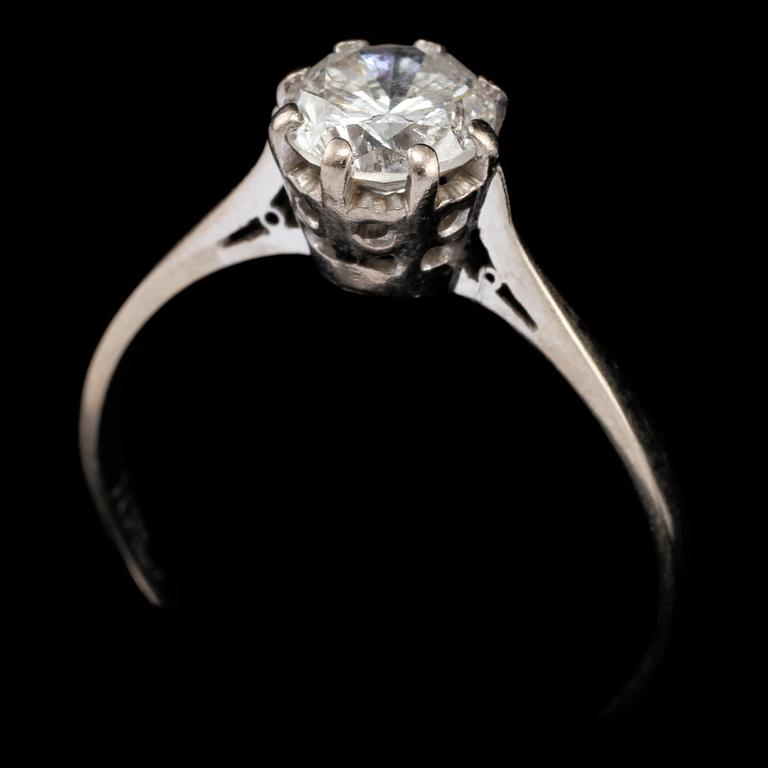 RING, 18k vitguld med briljantslipad diamant, 0.85 ct, 1900-talets andra kvartal. Vikt 2 g.