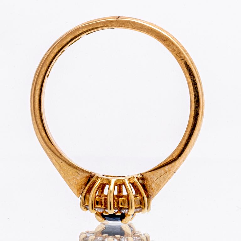 Ring 18K gold, 1 sapphire approx 6 x 4 mm, brilliant-cut diamonds approx 0,10 ct, size 54.