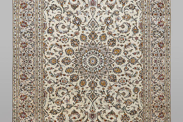 A carpet, Kashan, ca 289 x 188 cm.
