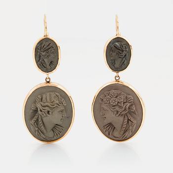 814. A PAIR OF EARRINGS set with lava cameos.