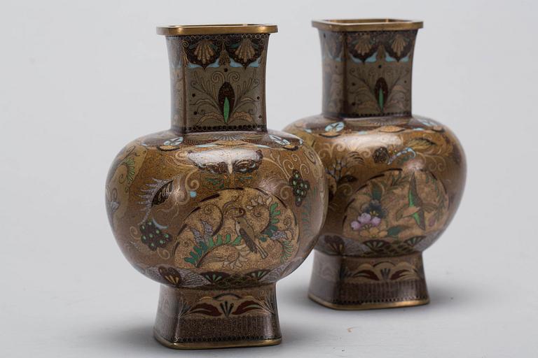 VASER, ett par, cloisonnè, 1900-tal.
