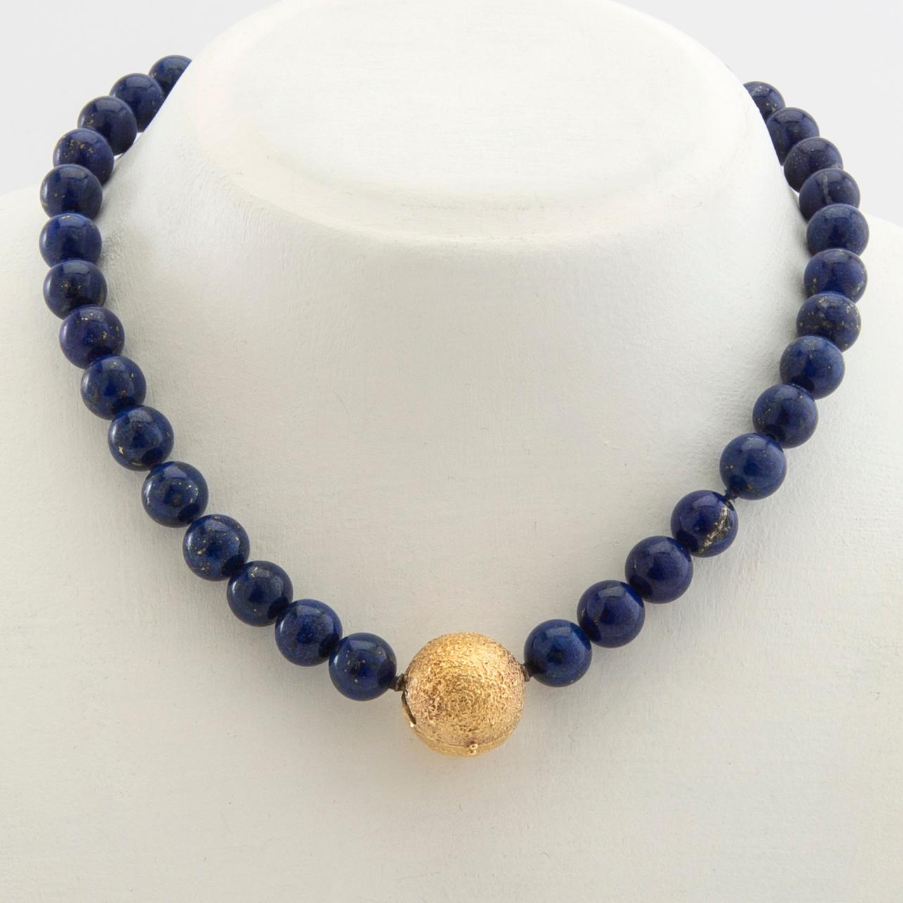Ole Lynggaard, Necklace with "Rustic Clasp" of 18K gold and lapis lazuli, late 1980s.