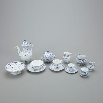 KAFFESERVIS, 52 delar, porslin, "Musselmalet", Royal Copenhagen, 1900-talets andra hälft.