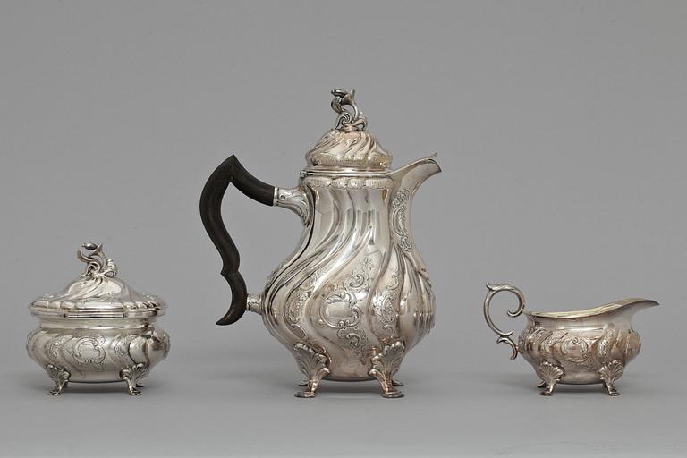 KAFFESERVIS, 3 delar, silver, rokokostil, C G Hallberg, 1940-tal. Tot vikt c:a 1300 g.