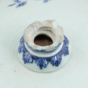 A Chinese export porcelain tureen with cover, Qing dynasty, Qianlong (1736-95).