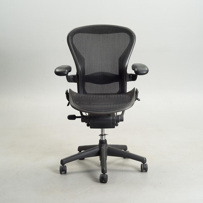 TOIMISTOTUOLI,  "Aeron Chair", Herman Miller.