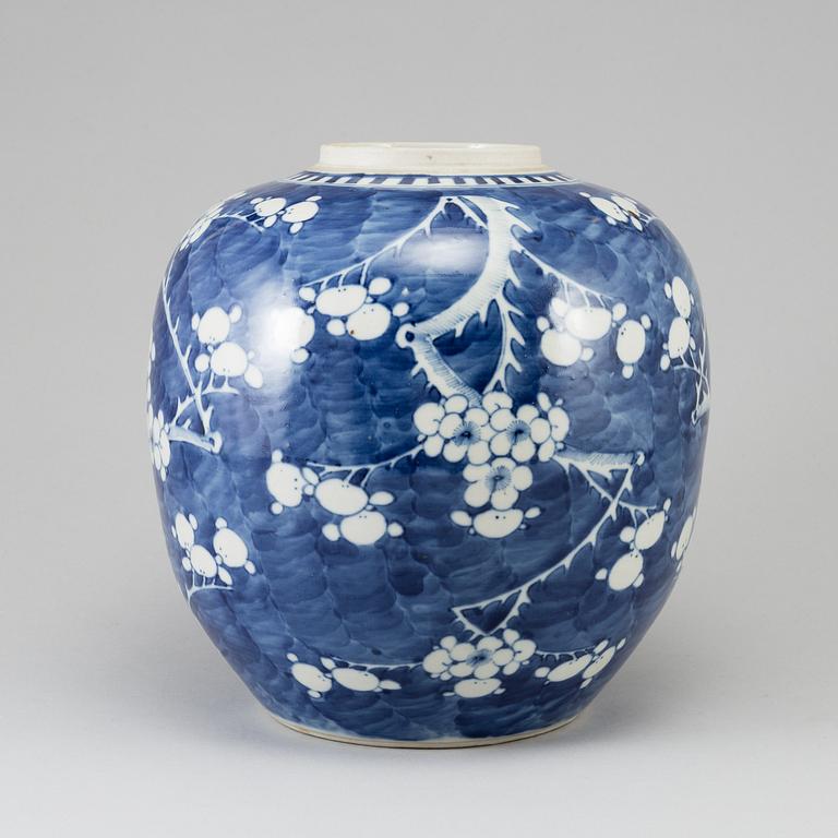 A large blue and white jar, Qing dynasty, 19th Century.