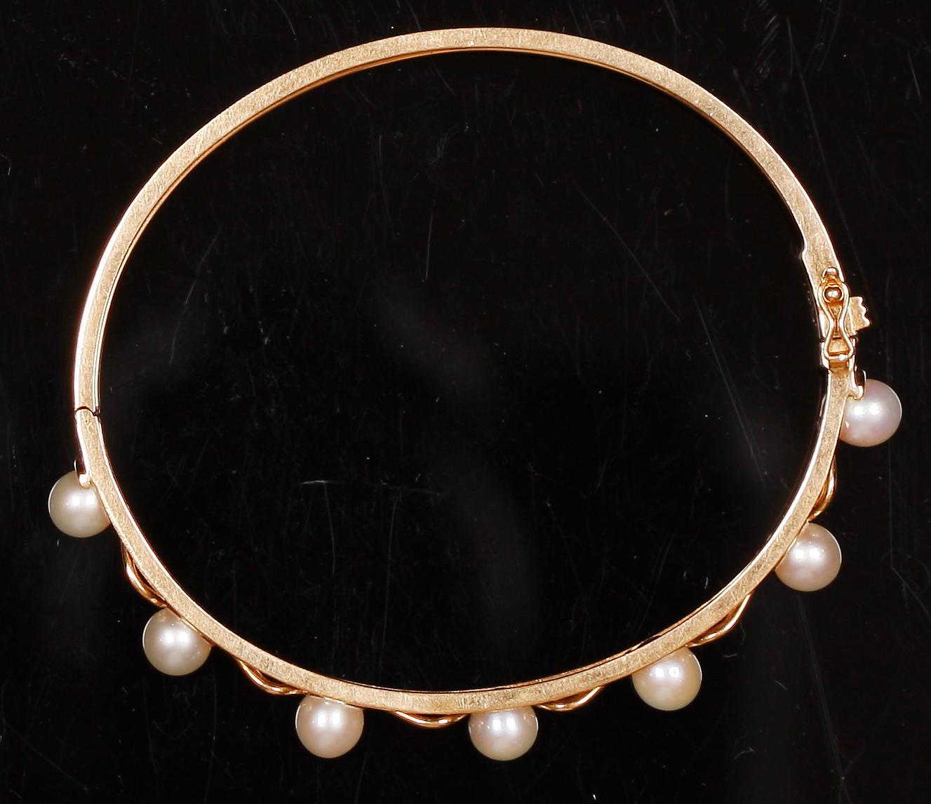 ARMRING, 18k guld med odlade pärlor. Vikt 13 g.